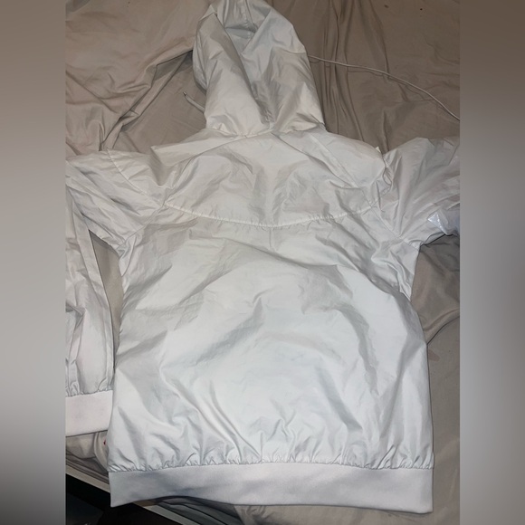 White Nike windbreakers. Size S Only stain is insidd the jacket - Picture 3 of 6